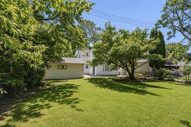 242 E Gauer CIRCLE, Milwaukee, WI 53207