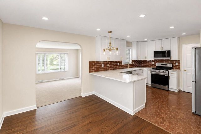 242 E Gauer CIRCLE, Milwaukee, WI 53207