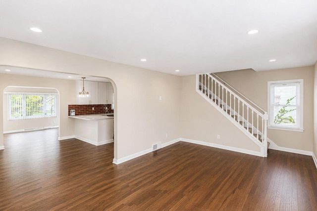 242 E Gauer CIRCLE, Milwaukee, WI 53207