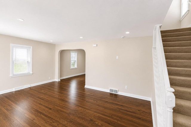 242 E Gauer CIRCLE, Milwaukee, WI 53207