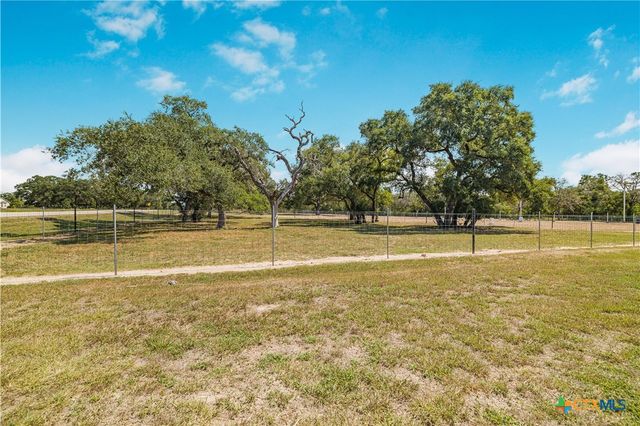 104 Deer Trail Lane, Goliad, TX 77963