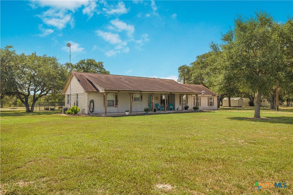 104 Deer Trail Lane, Goliad, TX 77963