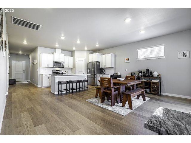 1928 HANNAH Ln, Medford, OR 97504