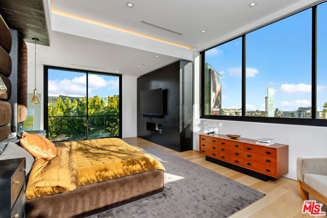 1317 Londonderry Place, Los Angeles, CA 90069