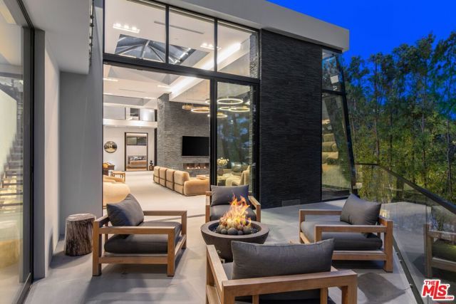 1317 Londonderry Place, Los Angeles, CA 90069