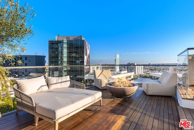 1317 Londonderry Place, Los Angeles, CA 90069