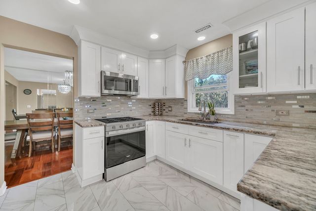 256 E Fox Hill Drive, Buffalo Grove, IL 60089