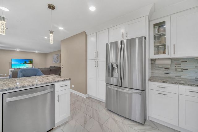 256 E Fox Hill Drive, Buffalo Grove, IL 60089