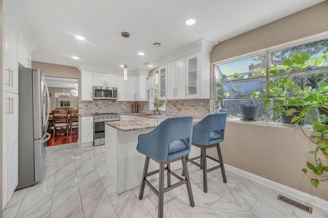 256 E Fox Hill Drive, Buffalo Grove, IL 60089