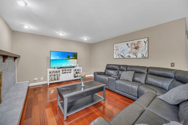 256 E Fox Hill Drive, Buffalo Grove, IL 60089