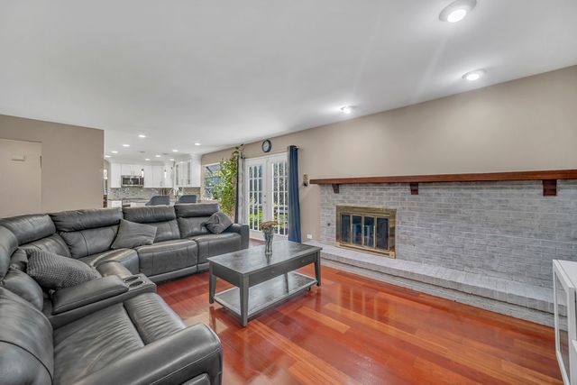 256 E Fox Hill Drive, Buffalo Grove, IL 60089