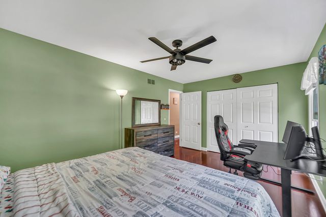 256 E Fox Hill Drive, Buffalo Grove, IL 60089
