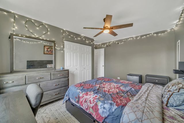 256 E Fox Hill Drive, Buffalo Grove, IL 60089
