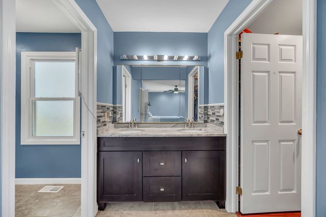256 E Fox Hill Drive, Buffalo Grove, IL 60089