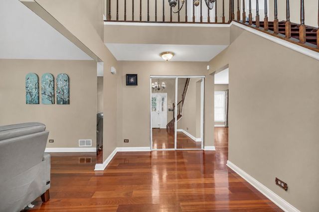 256 E Fox Hill Drive, Buffalo Grove, IL 60089