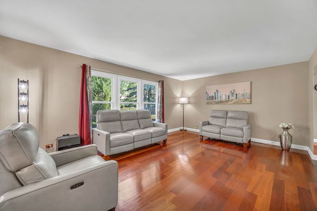 256 E Fox Hill Drive, Buffalo Grove, IL 60089