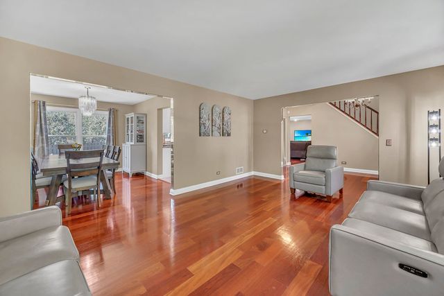 256 E Fox Hill Drive, Buffalo Grove, IL 60089