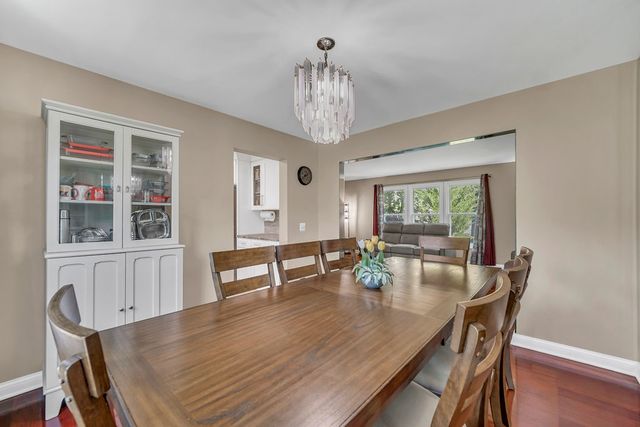256 E Fox Hill Drive, Buffalo Grove, IL 60089