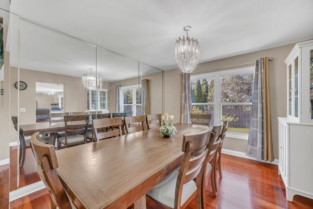 256 E Fox Hill Drive, Buffalo Grove, IL 60089