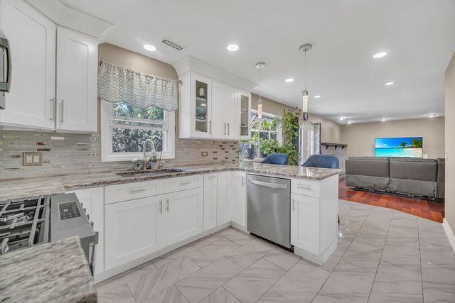 256 E Fox Hill Drive, Buffalo Grove, IL 60089