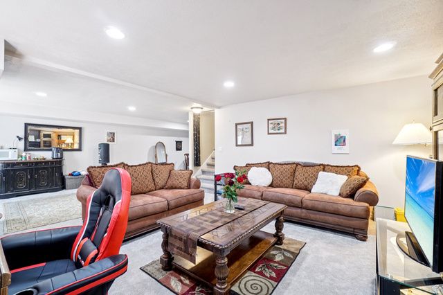 798 E SPRUCE TREE LN, Sandy, UT 84094