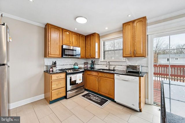 231 PEPPERMILL RD, West Berlin, NJ 08091