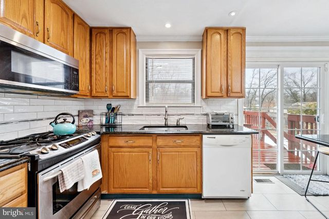 231 PEPPERMILL RD, West Berlin, NJ 08091