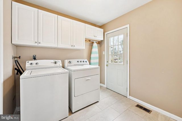 231 PEPPERMILL RD, West Berlin, NJ 08091