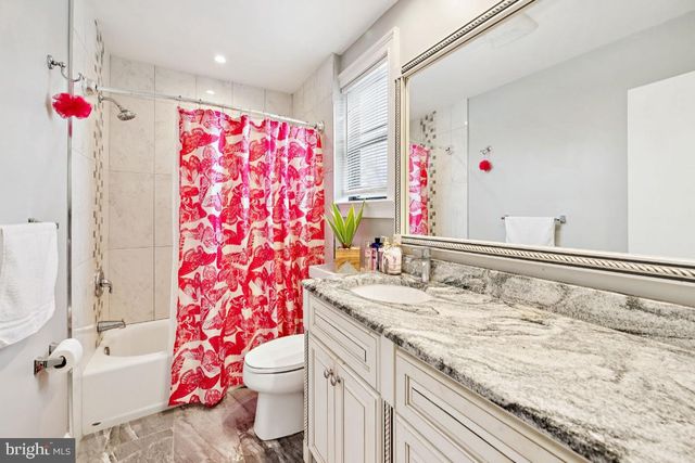 231 PEPPERMILL RD, West Berlin, NJ 08091