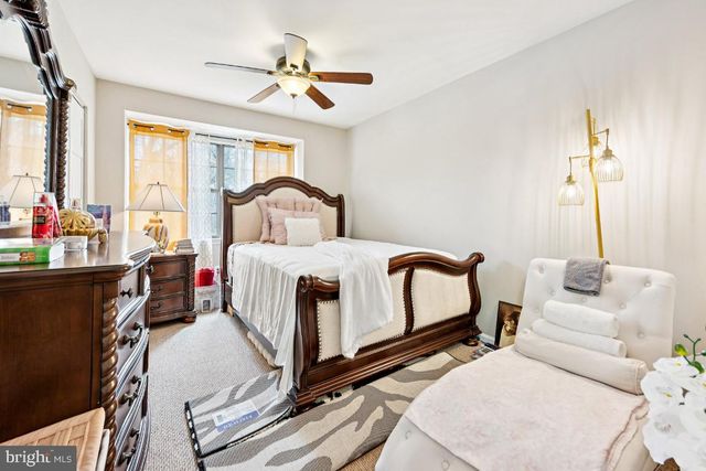 231 PEPPERMILL RD, West Berlin, NJ 08091