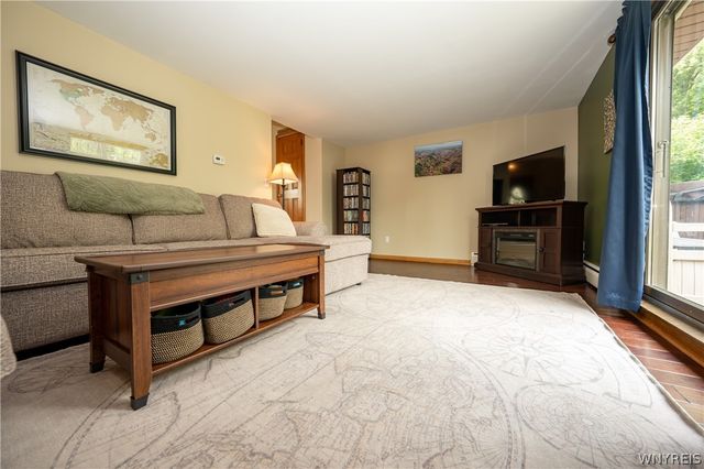 5068 Chapman Parkway, Hamburg, NY 14075