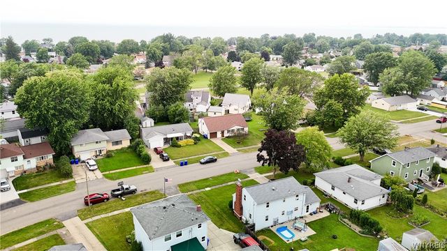 5068 Chapman Parkway, Hamburg, NY 14075