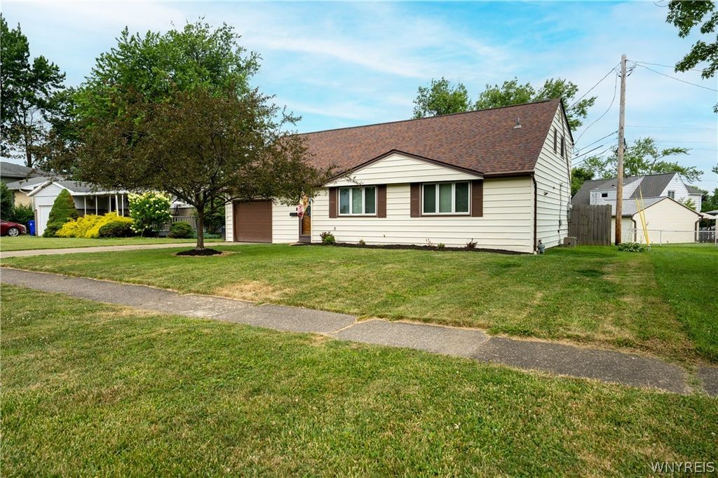 5068 Chapman Parkway, Hamburg, NY 14075