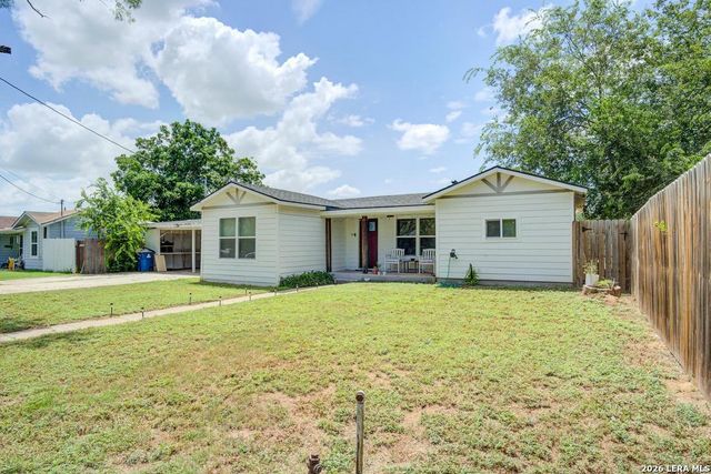 303 LEE DR, Devine, TX 78016