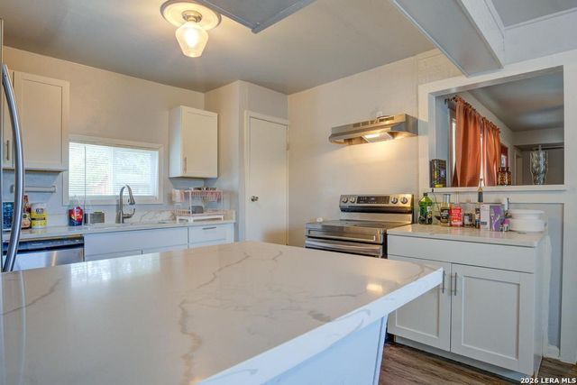 303 LEE DR, Devine, TX 78016