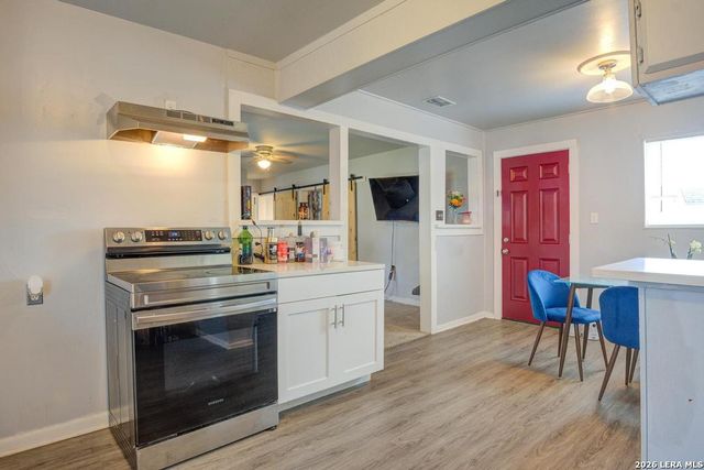 303 LEE DR, Devine, TX 78016