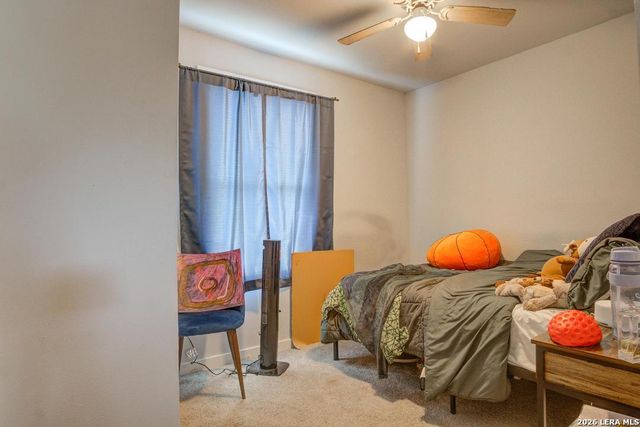 303 LEE DR, Devine, TX 78016