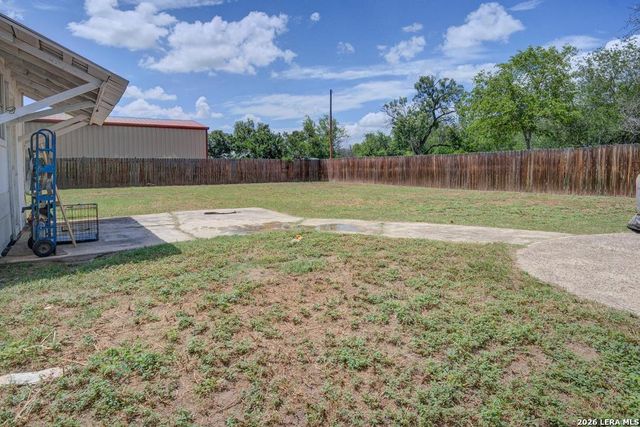 303 LEE DR, Devine, TX 78016
