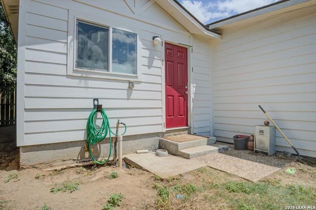 303 LEE DR, Devine, TX 78016