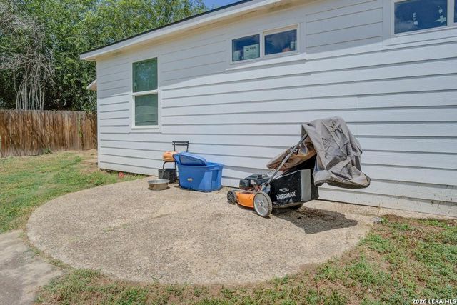 303 LEE DR, Devine, TX 78016