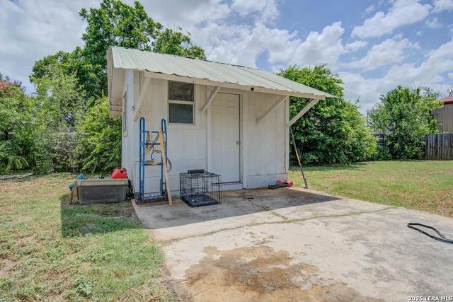 303 LEE DR, Devine, TX 78016