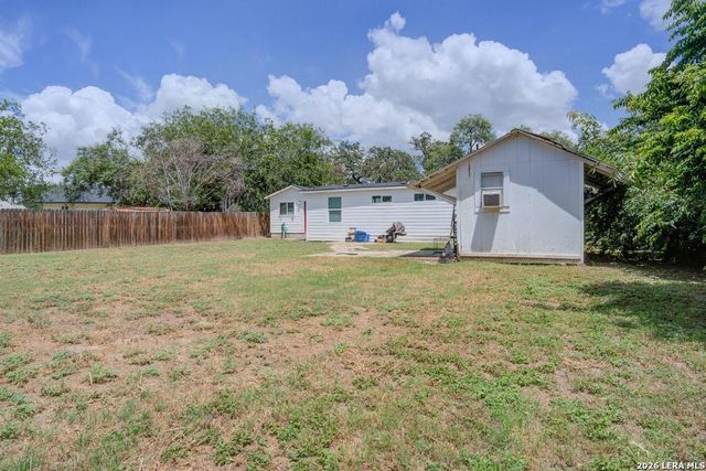 303 LEE DR, Devine, TX 78016