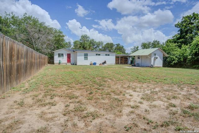 303 LEE DR, Devine, TX 78016