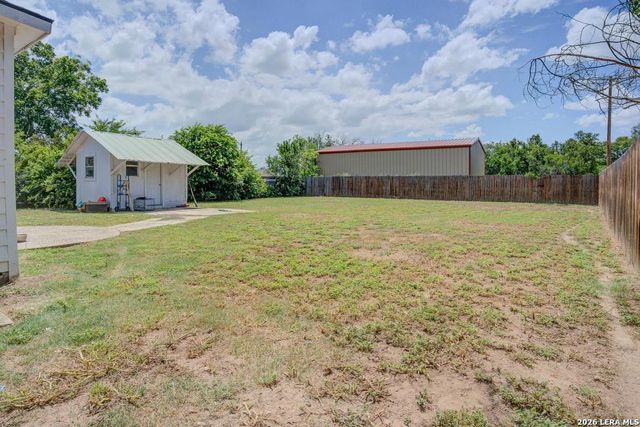 303 LEE DR, Devine, TX 78016