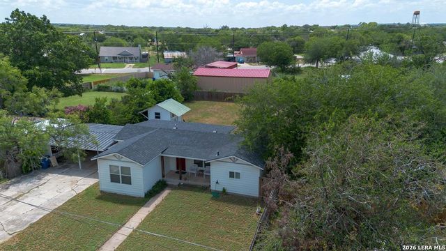 303 LEE DR, Devine, TX 78016