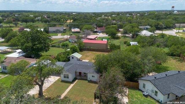 303 LEE DR, Devine, TX 78016