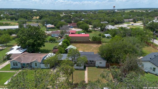 303 LEE DR, Devine, TX 78016