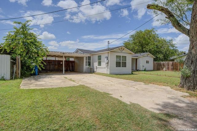 303 LEE DR, Devine, TX 78016
