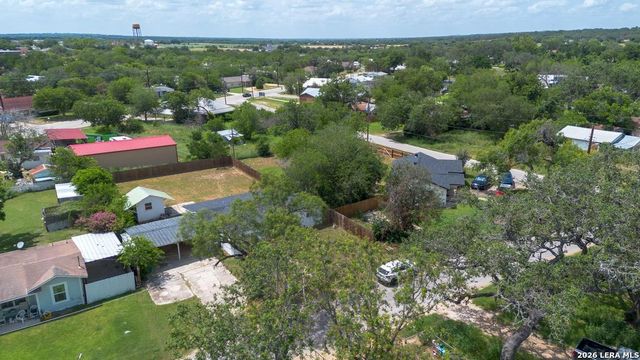 303 LEE DR, Devine, TX 78016