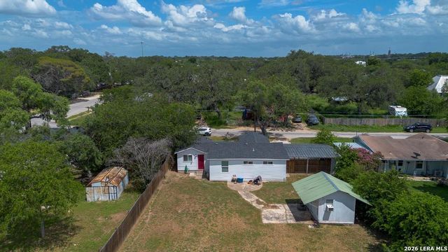 303 LEE DR, Devine, TX 78016